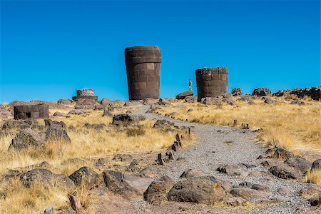 puño - Tourist at the Silustani tombs in the peruvian Andes at Puno Peru Photographie de stock - Aubaine LD & Abonnement, Code: 400-07952594