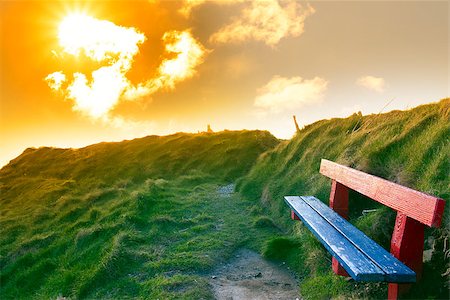 bench on a cliff edge  with views of Ballybunion beach and coast at sunset Foto de stock - Royalty-Free Super Valor e Assinatura, Número: 400-07952682
