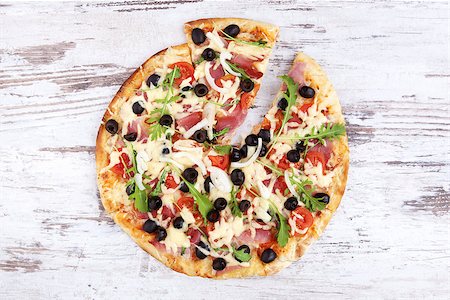 simsearch:400-04302812,k - Delicious colorful round pizza on white wooden background, top view. Rustic style traditional delicious pizza eating. Fotografie stock - Microstock e Abbonamento, Codice: 400-07952851