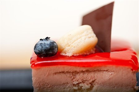 simsearch:400-05378944,k - fresh strawberry yogurt mousse with macaroon and blueberry on top Photographie de stock - Aubaine LD & Abonnement, Code: 400-07952928