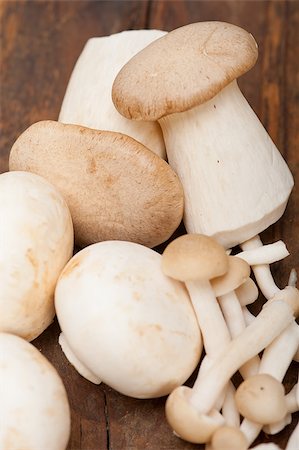 simsearch:400-07038465,k - bunch of fresh wild mushrooms on a rustic wood table Photographie de stock - Aubaine LD & Abonnement, Code: 400-07952929