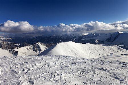 simsearch:400-09170509,k - View on off-piste slope and snowy mountains. Caucasus Mountains, Georgia. Ski resort Gudauri. Photographie de stock - Aubaine LD & Abonnement, Code: 400-07953545
