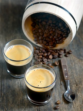 simsearch:659-08904383,k - Hot espresso cup with coffee beans on wooden background Fotografie stock - Microstock e Abbonamento, Codice: 400-07974222