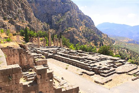 simsearch:400-07833653,k - Ancient column and ruins of Temple of Apollo in the archaeological site of Delphi, Greece Stockbilder - Microstock & Abonnement, Bildnummer: 400-07977429