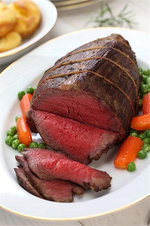 roast beef with yorkshire pudding, sunday roast Stock Photo - Budget Royalty-Free & Subscription, Code: 400-07978732