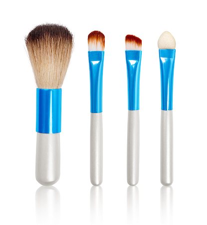 simsearch:400-04594366,k - Makeup Brushes with reflection on isolated white background Photographie de stock - Aubaine LD & Abonnement, Code: 400-07971506