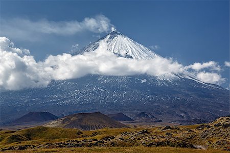 simsearch:400-04135827,k - Kliuchevskoi Volcano (Klyuchevskaya Sopka) is a stratovolcano, the highest mountain on the Kamchatka Peninsula of Russia, the highest active volcano of Eurasia. Foto de stock - Royalty-Free Super Valor e Assinatura, Número: 400-07973741