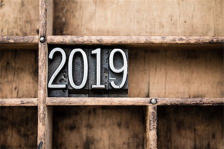 The word "2019" written in vintage metal letterpress type in a wooden drawer with dividers. Foto de stock - Royalty-Free Super Valor e Assinatura, Número: 400-07984133