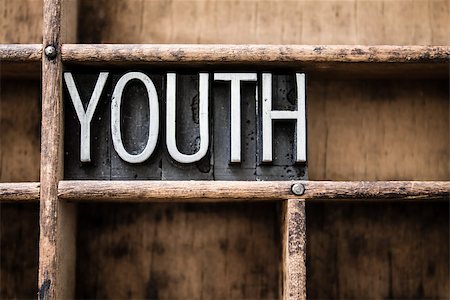 The word "YOUTH" written in vintage metal letterpress type in a wooden drawer with dividers. Foto de stock - Super Valor sin royalties y Suscripción, Código: 400-07984150