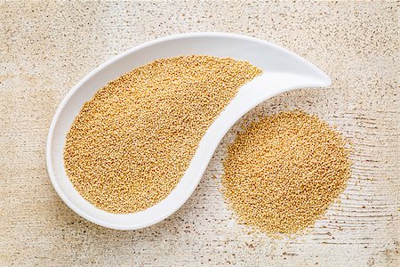 simsearch:400-07300783,k - gluten free amaranth grain on teardrop shaped bowl against white painted rustic wood Stockbilder - Microstock & Abonnement, Bildnummer: 400-07988884