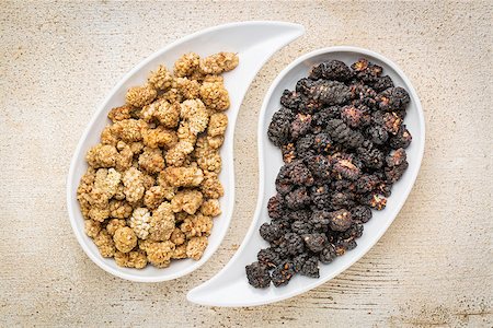 séché (soleil) - black and white mulberry - sun-dried fruit on teardrop shaped bowls against rustic barn wood Photographie de stock - Aubaine LD & Abonnement, Code: 400-07989391