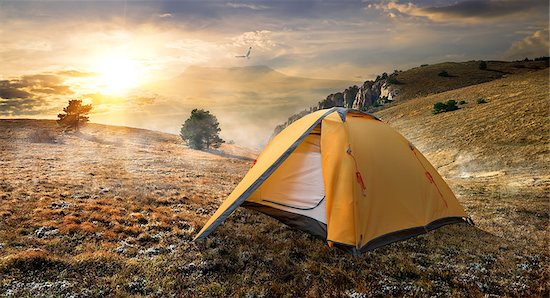 Tourist tent in autumn mountains at sunrise Foto de stock - Sin royalties, Artista: Givaga, Código de la imagen: 400-07989445