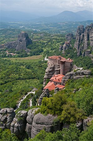 simsearch:400-06696238,k - The Holy Monastery of Rousanou is the part of the Meteora complex ( Greek Orthodox monasteries in Greece). The building is situated on the top of rock and is surrounded with mountains and green forest. Foto de stock - Super Valor sin royalties y Suscripción, Código: 400-07981340