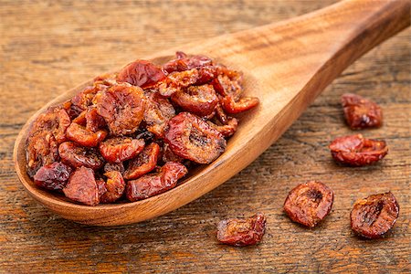 simsearch:400-08334670,k - dried cranberry fruit on a wooden spoon against grunge wood background Stock Photo - Budget Royalty-Free & Subscription, Code: 400-07982838
