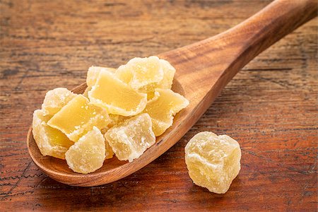 simsearch:400-08314496,k - chunks of crystalised ginger  on a wooden spoon against grunge wood background Foto de stock - Super Valor sin royalties y Suscripción, Código: 400-07982845