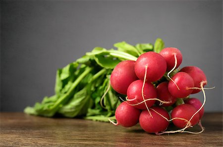 simsearch:400-07982459,k - A bunch of fresh radishes on wooden table Photographie de stock - Aubaine LD & Abonnement, Code: 400-07983461