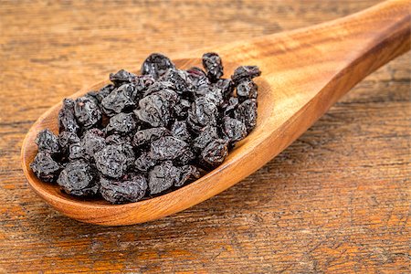 simsearch:400-08334670,k - dried blueberry fruit on wooden spoon against grunge wood background Stock Photo - Budget Royalty-Free & Subscription, Code: 400-07983893