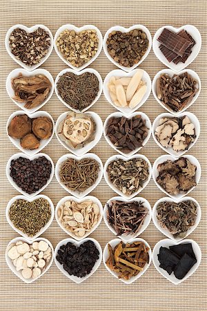 simsearch:400-06521200,k - Large chinese herbal medicine selection in heart shaped bowls over bamboo background. Fotografie stock - Microstock e Abbonamento, Codice: 400-07994205