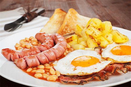 sausage bacon toast beans - Sausages, beans, beans, ham and egg with toast bread and potatoes. Culinary english eating. Stock Photo - Budget Royalty-Free & Subscription, Code: 400-07994451