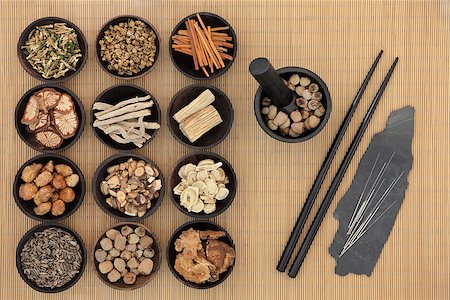 simsearch:400-07169572,k - Chinese herbal medicine with acupuncture needles and chopsticks over bamboo background. Foto de stock - Super Valor sin royalties y Suscripción, Código: 400-07994542