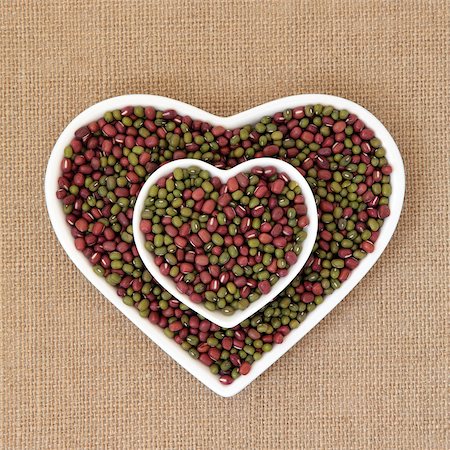 simsearch:400-07993665,k - Mung and aduki beans in a heart shaped bowl over hessian background. Fotografie stock - Microstock e Abbonamento, Codice: 400-07994562