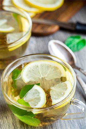 simsearch:400-04691031,k - Cup with mint and lemon tea on a wooden table Photographie de stock - Aubaine LD & Abonnement, Code: 400-07994902