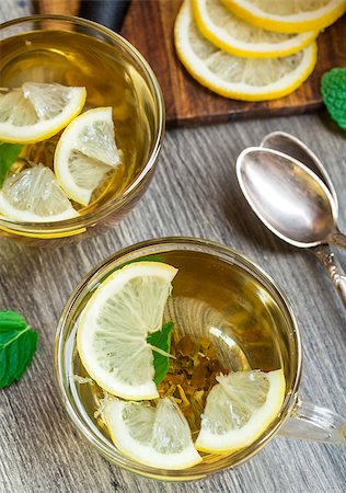 simsearch:400-04691031,k - Cup with mint and lemon tea on a wooden table Photographie de stock - Aubaine LD & Abonnement, Code: 400-07994903