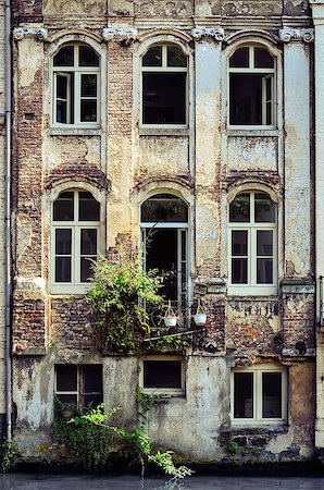 simsearch:862-05996847,k - Old weathered wall with vintage windows, Gent, Belgium Foto de stock - Super Valor sin royalties y Suscripción, Código: 400-07994973