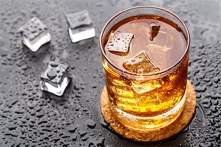 Alcoholic drink with ice in a glass Foto de stock - Super Valor sin royalties y Suscripción, Código: 400-07995148