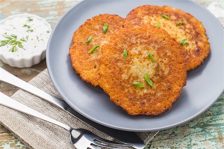 Three delicious potato pancakes on a plate Stockbilder - Microstock & Abonnement, Bildnummer: 400-07995156