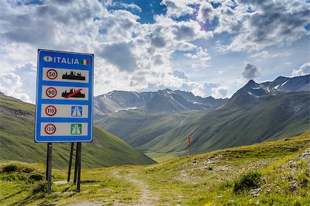 reemow (artist) - The sign at the north boarder of Italy passing trough the Stelvio Pass from Switzerland to Lombardy in Italy Foto de stock - Super Valor sin royalties y Suscripción, Código: 400-07996180