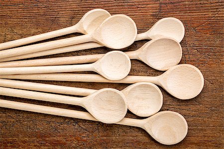 set of wooden spoons against grunge rustic wood Foto de stock - Super Valor sin royalties y Suscripción, Código: 400-07997268
