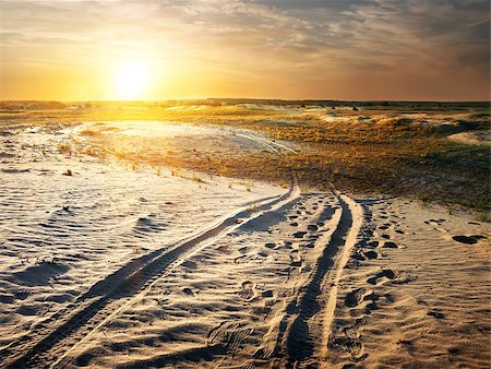 sunset ray - Auto traces in a sand desert at sunset Photographie de stock - Aubaine LD & Abonnement, Code: 400-07990125