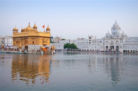 simsearch:400-08428658,k - Morning view at Golden Temple in Amritsar, Punjab, India. Fotografie stock - Microstock e Abbonamento, Codice: 400-07990366