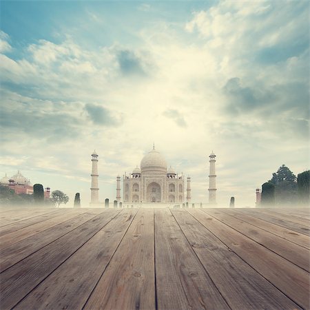 simsearch:400-05006924,k - Taj Mahal India Sunrise foggy view from wooden platform. Photographie de stock - Aubaine LD & Abonnement, Code: 400-07990373