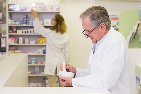 sfregare - Senior pharmacist mixing a medicine at the hospital pharmacy Fotografie stock - Microstock e Abbonamento, Codice: 400-07990572