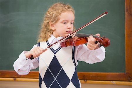 simsearch:400-07991069,k - Cute pupil playing the violin at elementary school Foto de stock - Royalty-Free Super Valor e Assinatura, Número: 400-07991019