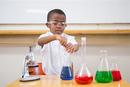 simsearch:400-07991069,k - Cute pupil looking at liquids at elementary school Foto de stock - Royalty-Free Super Valor e Assinatura, Número: 400-07991056