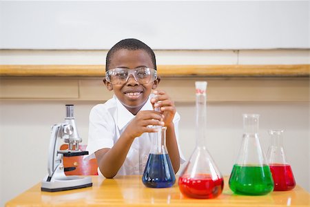 simsearch:400-07991069,k - Cute pupil looking at liquids at elementary school Foto de stock - Royalty-Free Super Valor e Assinatura, Número: 400-07991057