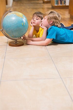 simsearch:6102-06336624,k - Cute pupils looking at globe at elementary school Foto de stock - Super Valor sin royalties y Suscripción, Código: 400-07991099