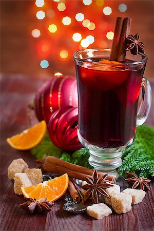 simsearch:400-06464230,k - Christmas mulled wine with spices and orange. Selective focus. Foto de stock - Royalty-Free Super Valor e Assinatura, Número: 400-07992776