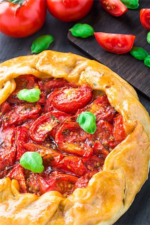 Galette with tomato and basil on a table Stock Photo - Budget Royalty-Free & Subscription, Code: 400-07993012