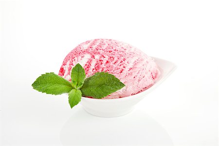 simsearch:400-07993452,k - Cherry ice cream in bowl with fresh mint leaf isolated on white background. Foto de stock - Super Valor sin royalties y Suscripción, Código: 400-07993452