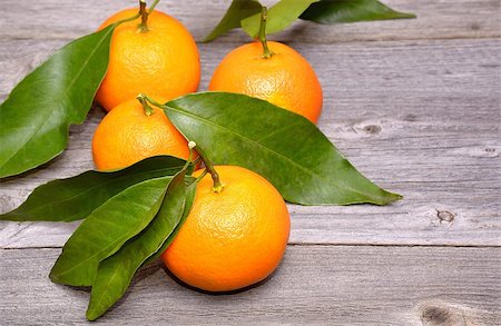 Mandarin or tangerine fruit isolated on wooden background Photographie de stock - Aubaine LD & Abonnement, Code: 400-07993540