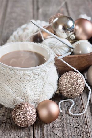 Cup of coffee with wool knitted cover and christmas balls. Selective focus. Foto de stock - Super Valor sin royalties y Suscripción, Código: 400-07993605