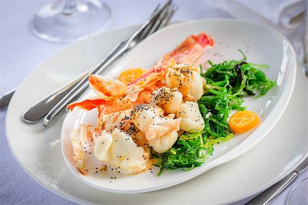 Prepared lobster and sea weed served on plates Stock Photo - Budget Royalty-Free & Subscription, Code: 400-07993975