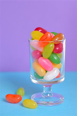 simsearch:400-06135772,k - color Jelly Beans in glass on lila background Fotografie stock - Microstock e Abbonamento, Codice: 400-08014241