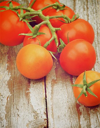 simsearch:400-06857433,k - Heap of Fresh Ripe Red Cherry Tomatoes with Stem and Twigs on Rustic Wooden background. Retro Styled Foto de stock - Super Valor sin royalties y Suscripción, Código: 400-08014945