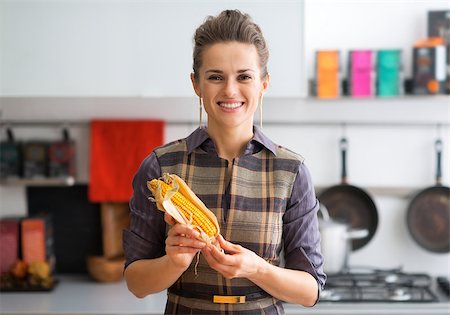 simsearch:400-04360453,k - Portrait of happy young housewife with corn Foto de stock - Royalty-Free Super Valor e Assinatura, Número: 400-08015727