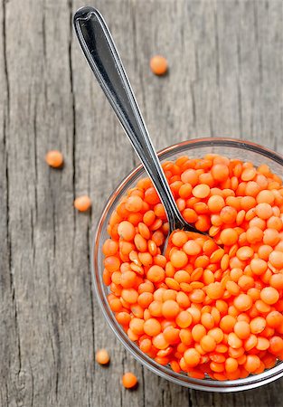 simsearch:400-05672477,k - red lentils isolated on old wood table Photographie de stock - Aubaine LD & Abonnement, Code: 400-08015923